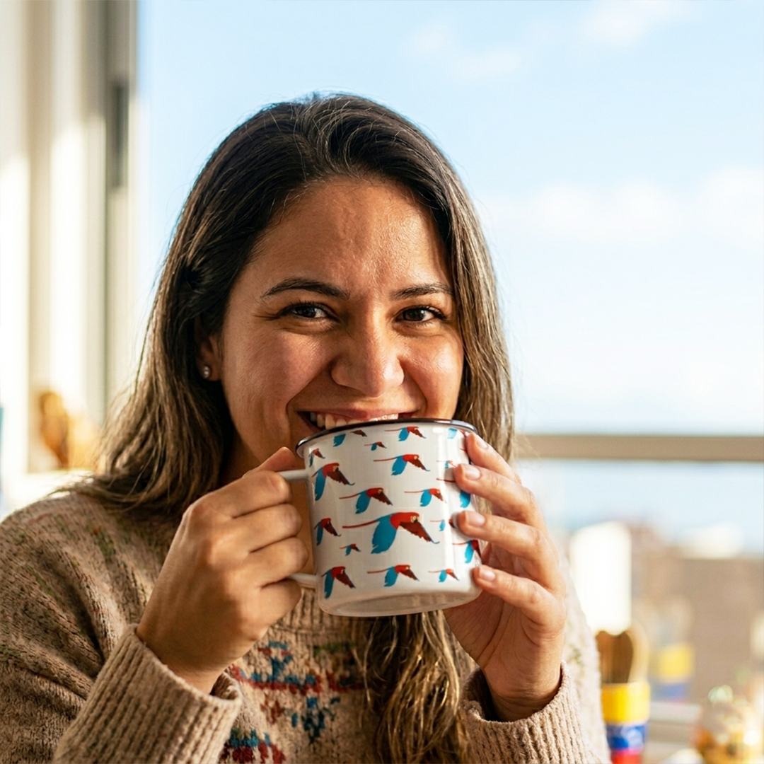Taza de Peltre con Diseño de Guacamayas | Taza de Metal Blanca
