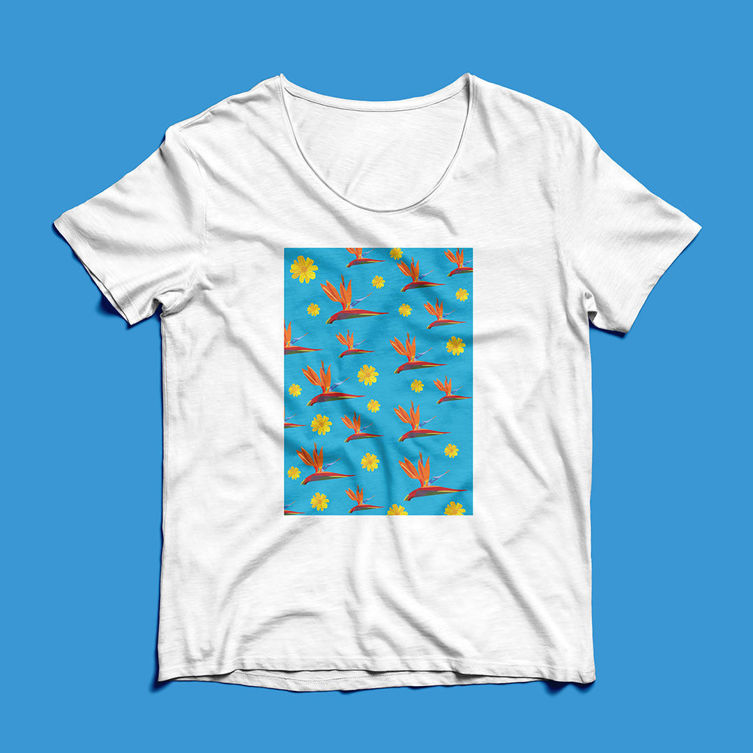 Franela Azul con Estampado de Flores Tropicales